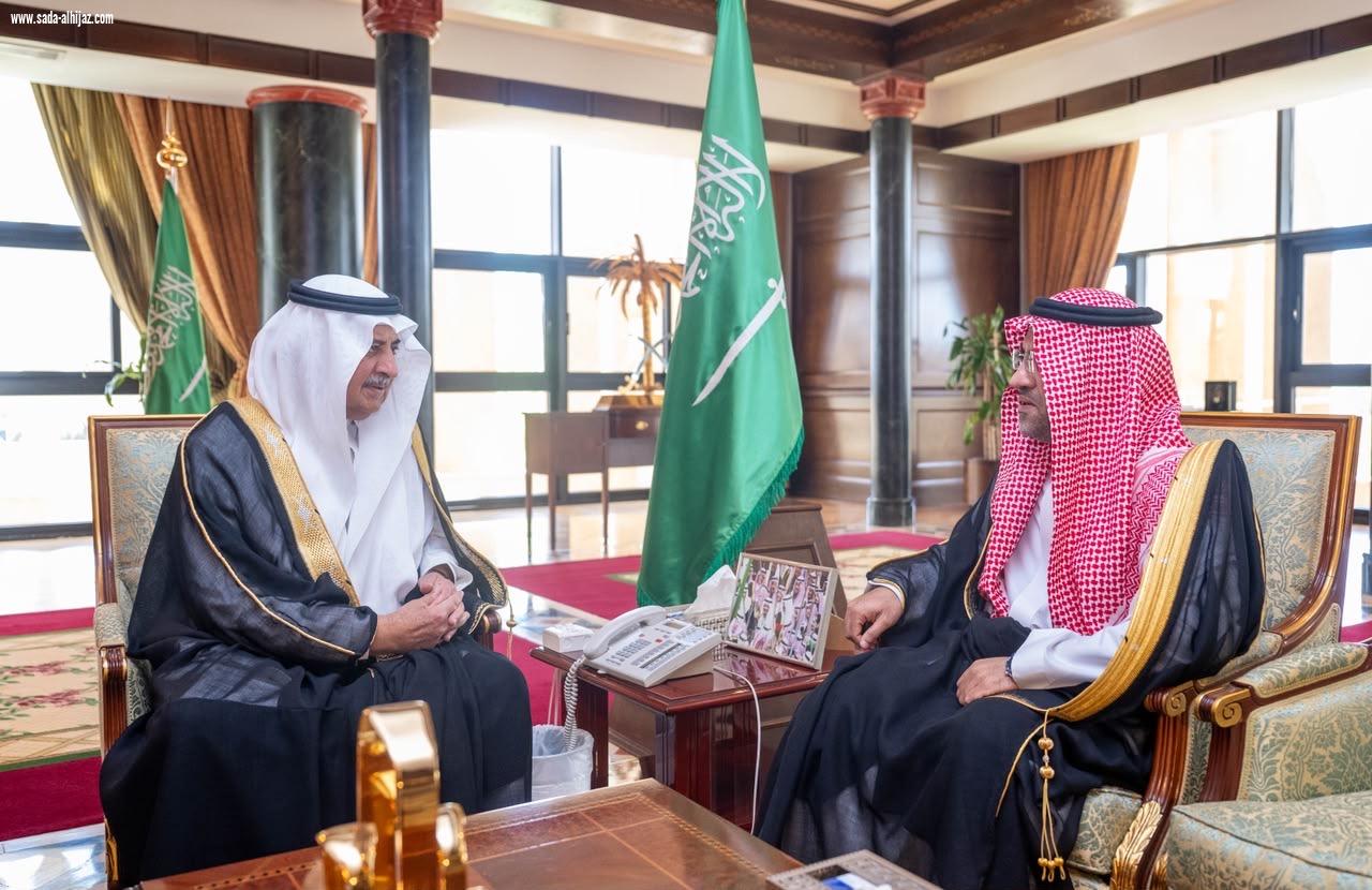 أمير تبوك يستقبل مدير فرع مركز المعلومات الوطني بمنطقة تبوك  