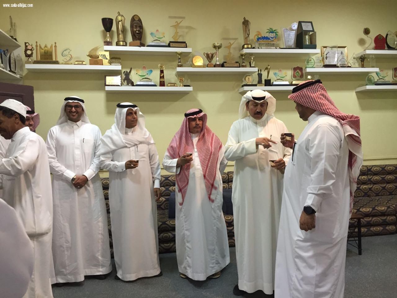 د العبيدي يفتتح معرض مهرجان الورد 14 التشكيلي ويكرم فنانين الطائف