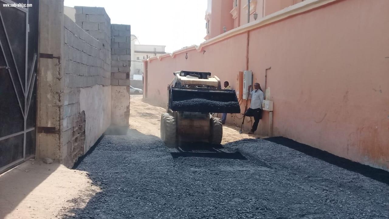 بلدية محافظة الطوال تبدأ تنفيذ مشروع السفلتة في عدد من الأحياء