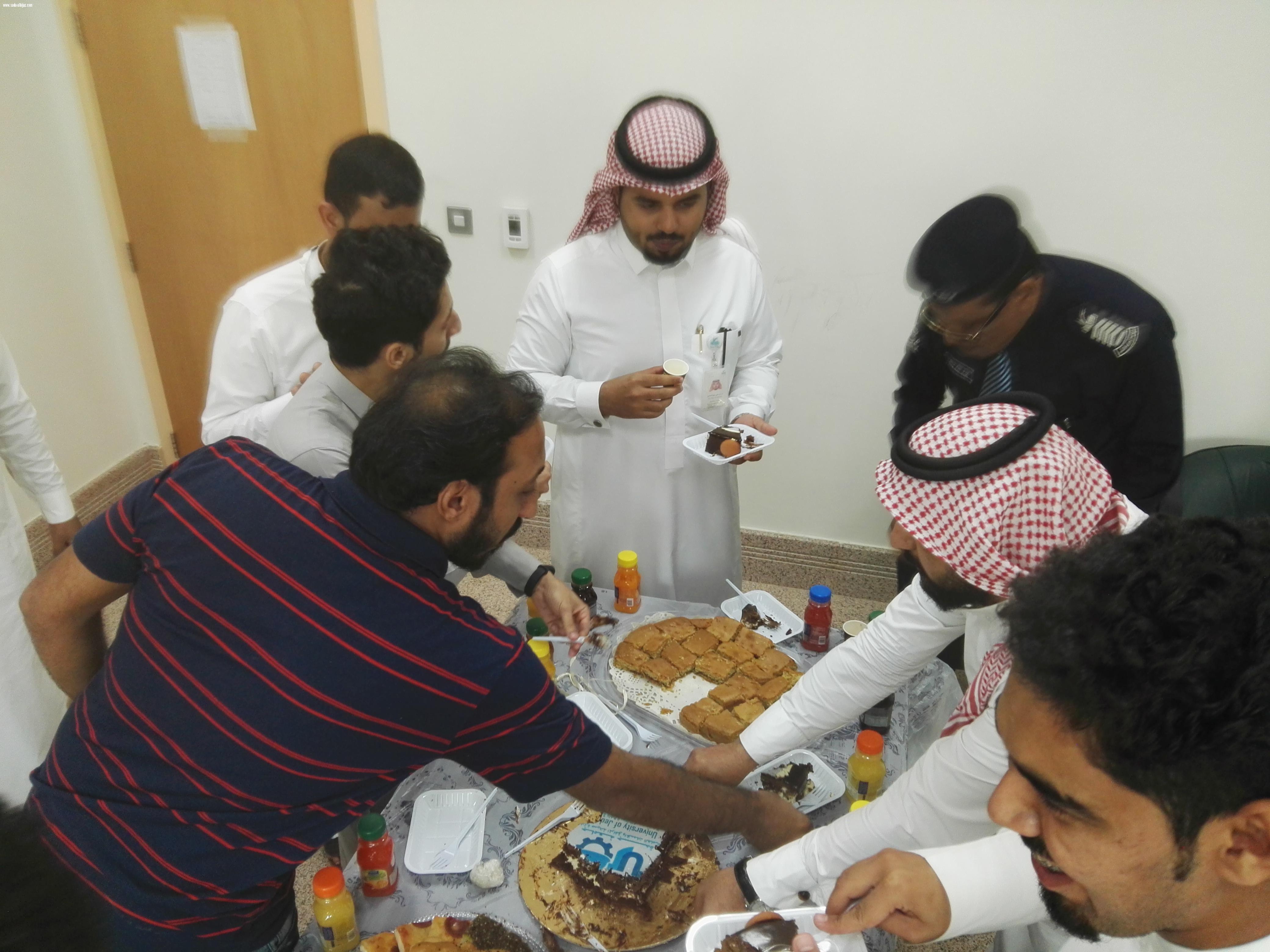 إحتفال موظفوا  قسم صيانة المرافق والخدمات العامه بجامعة جدة بتجديد تكليف م. محمد معدلي مديرا للإدارة