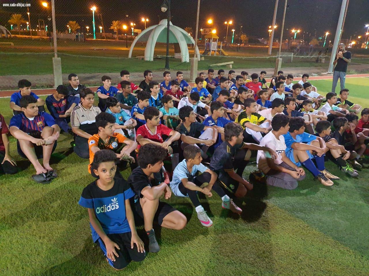 رئيس واعضاء المجلس الشرفي لفريق تحفيظ الطوال الرياضي يلتقون باللاعبين في ملعب حديقة الطوال