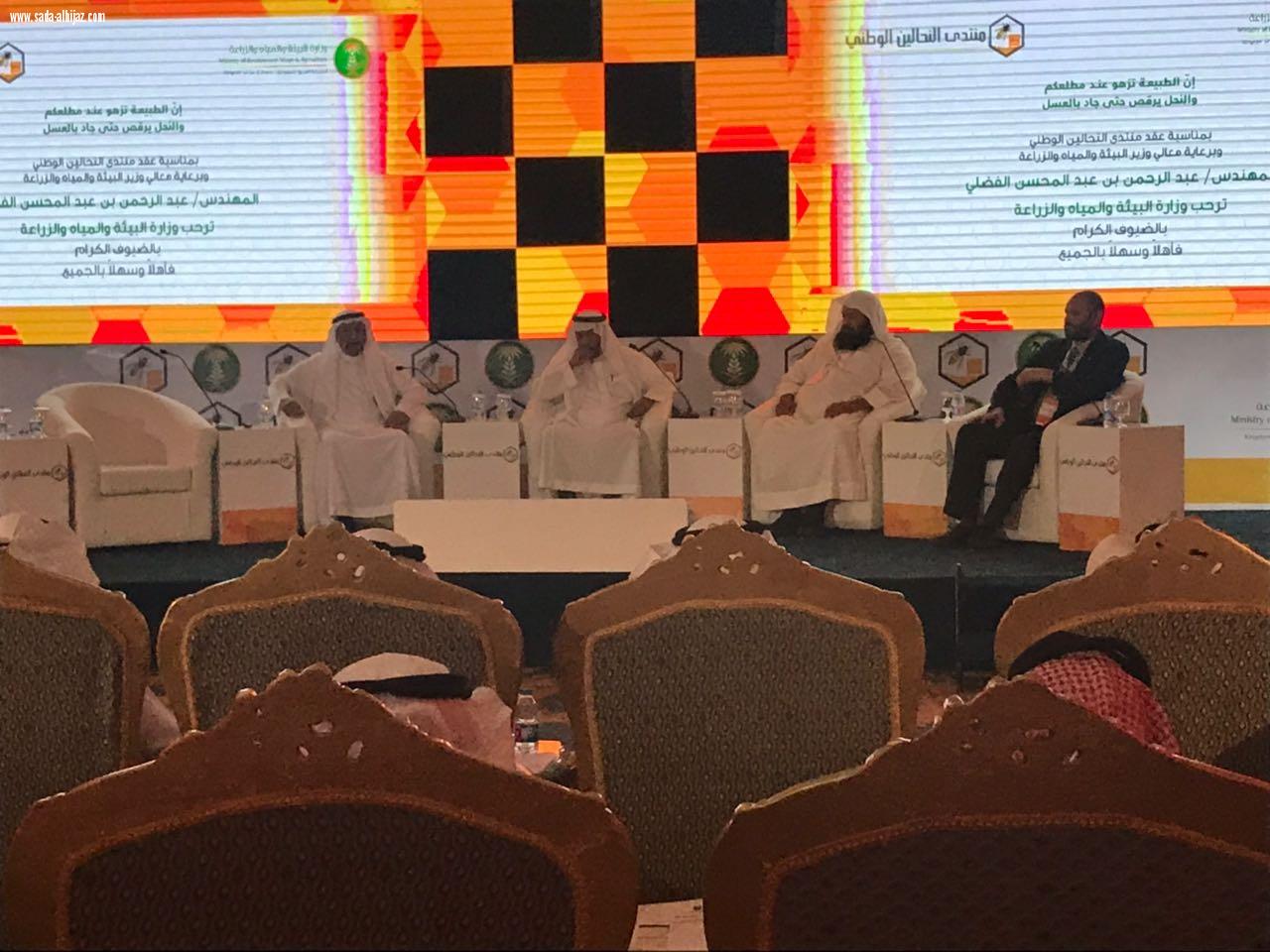 وزير البيئة  والمياه والزراعة  يكرم القثامي