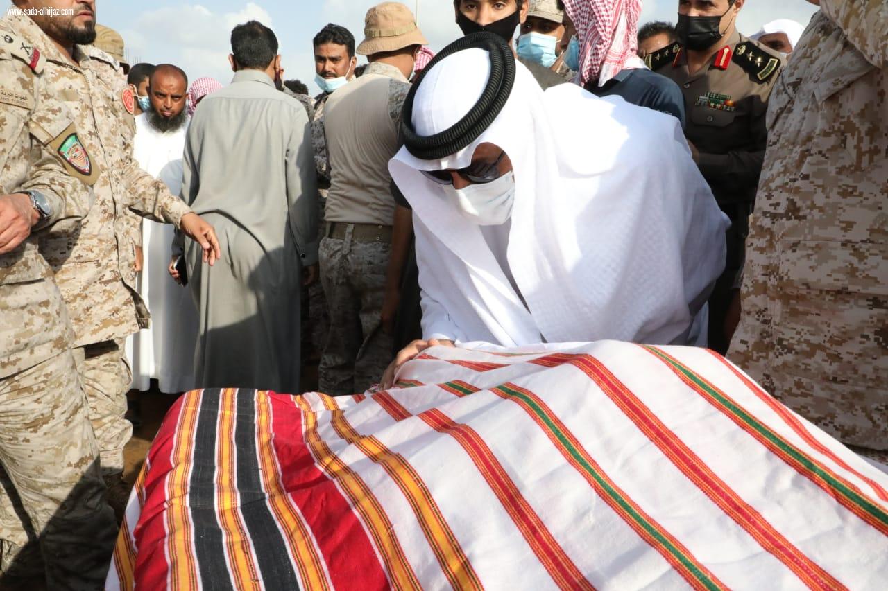 استشهد مدافعًا عن دينه ووطنه بالحد الجنوبي محافظ صامطة وقائد قوة جازان يتقدمان مشيّعي الشهيد الرقيب الحمدي