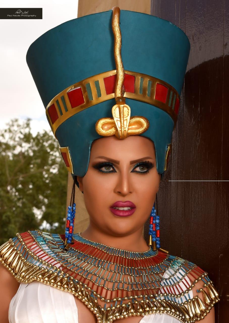 إطلالة الفنانة زينة العلمي ملكة جمال الأردن بالزي الفرعوني في القرية الفرعونية