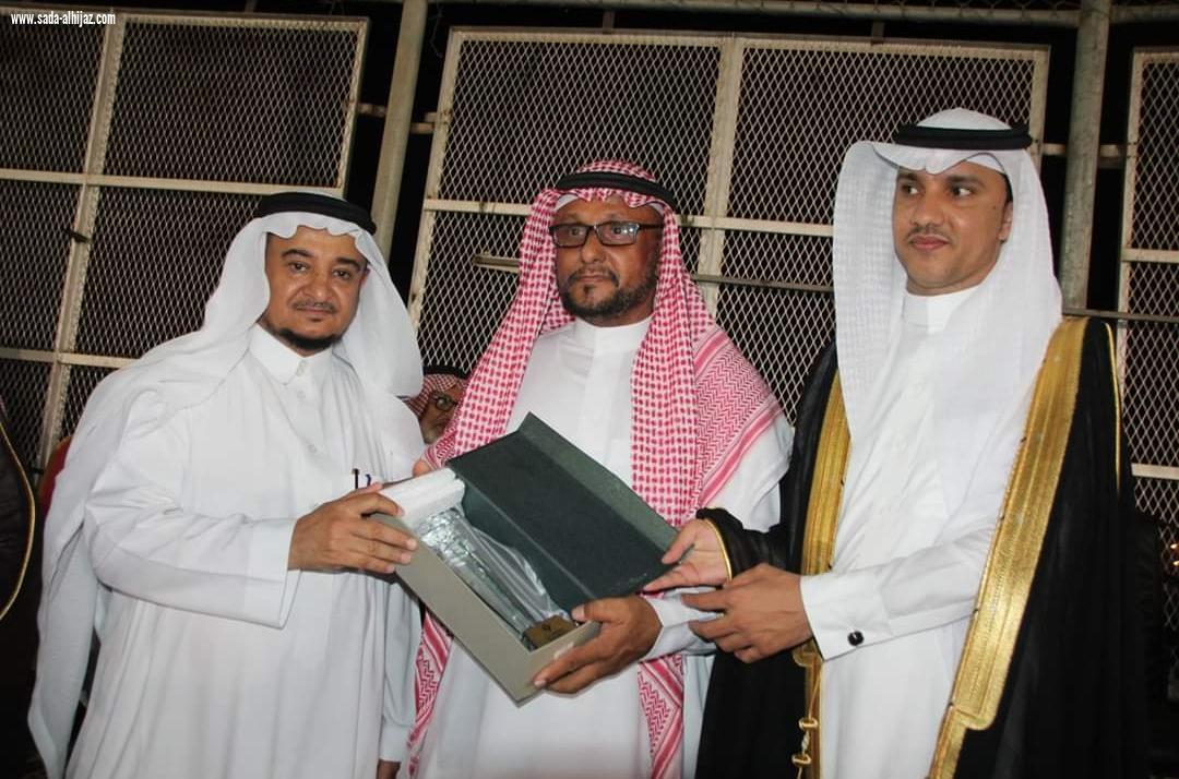 لجنة التنمية بالطوال تكرم الاستاذ محمد بن علي ظافري