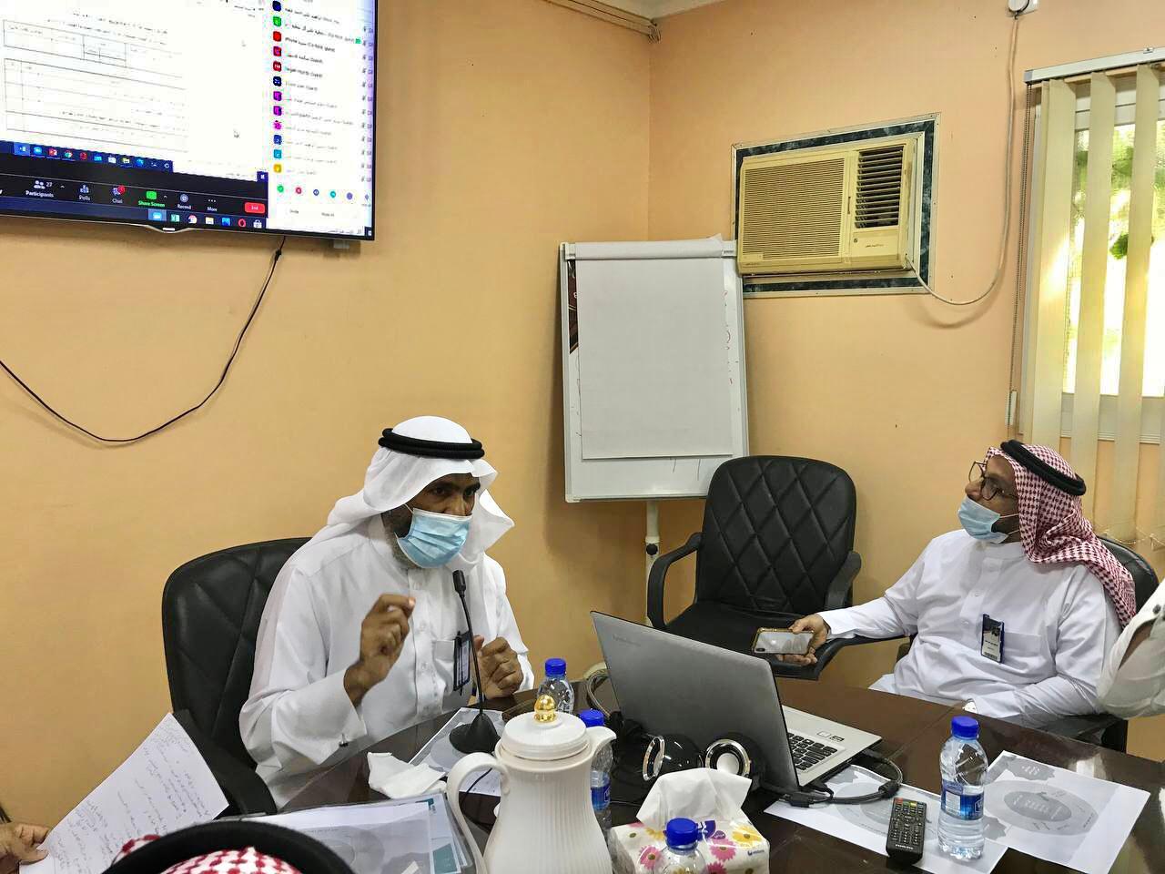 مدير مكتب التعليم ببيش يجتمع بالمشرفين والمشرفات لبحث 6 محاور