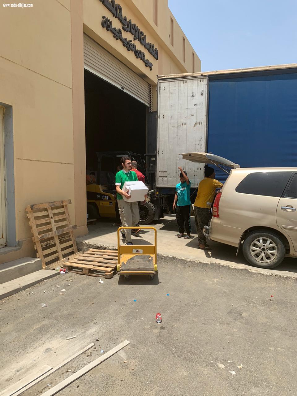 الفرق التطوعية بجمعية معين توزع 1200 كرتون تمر و150 سلة غذائية 