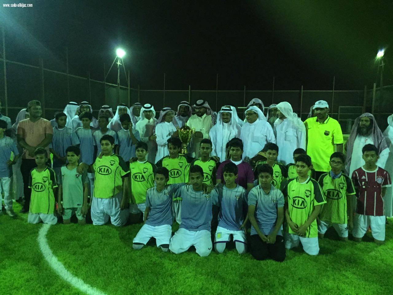 بالصور الظافري يفتتح ملعب الأسطورة بالبديع والقرفي ويحظى تكريم خاص