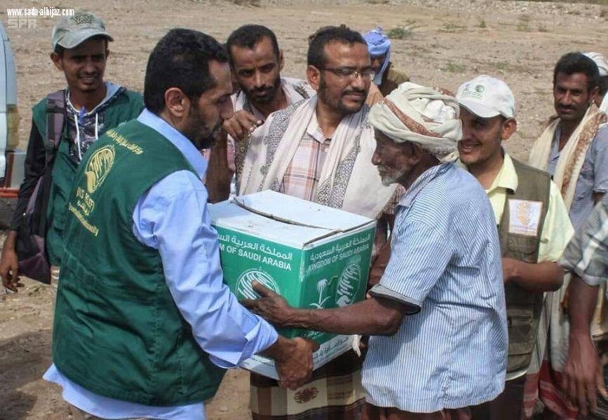 مركز الملك سلمان للإغاثة يوزع سلال غذائية في منطقة هاملي بالساحل الغربي لليمن