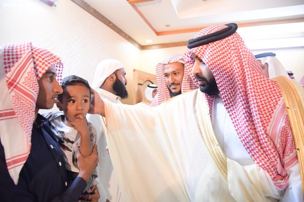 نائب أمير منطقة جازان ينقل تعازي القيادة لوالد وذوي وكيل رقيب   فيصل فارس