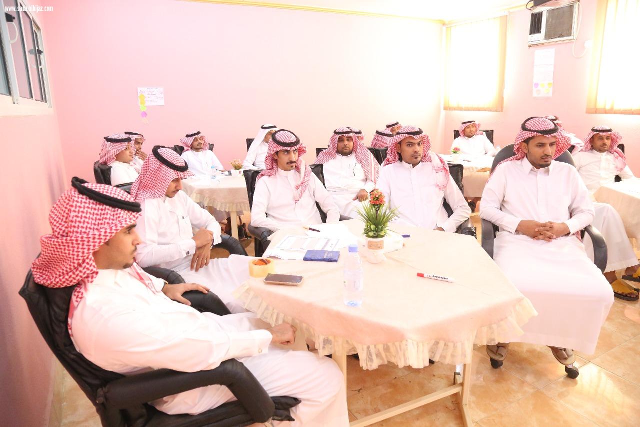 بالصور محافظ صبيا يتفقد مركز التدريب الصيفي في صبيا