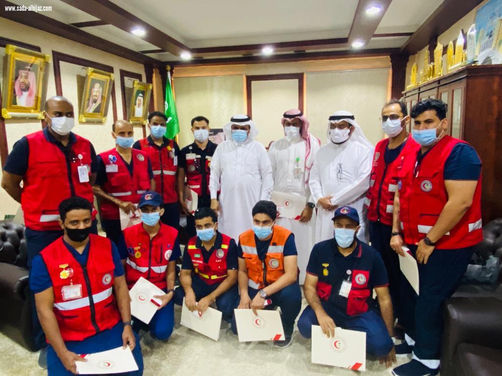 محافظ بيش يكرم المتطوعين من منسوبي هلال بيش والجهات الصحية المشاركة معهم  