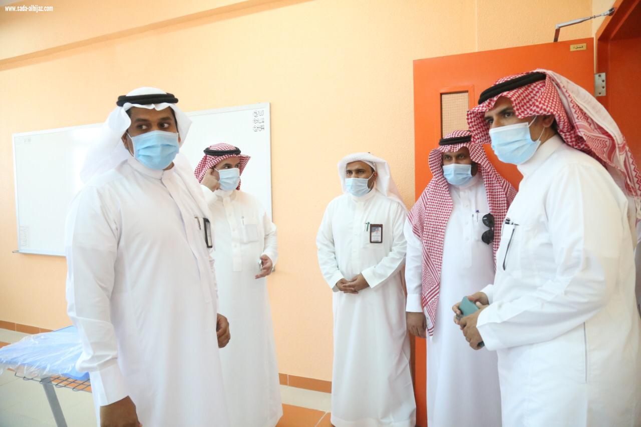 محافظ ضمد يقوم بجولة على مشاريع التعليم ويطلع على تقرير مدرستي