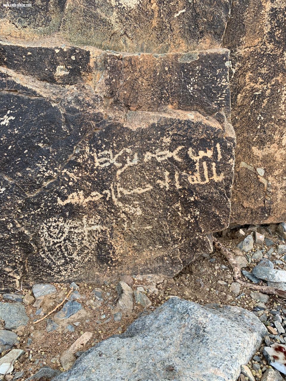 ( بالصور.. نقوش ورسوم صخرية تروي حضارة ديار فهم قديماً )