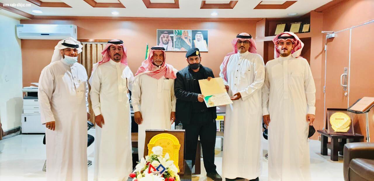 مجمع تعليمي بالطائف يكرم رجل أمن.