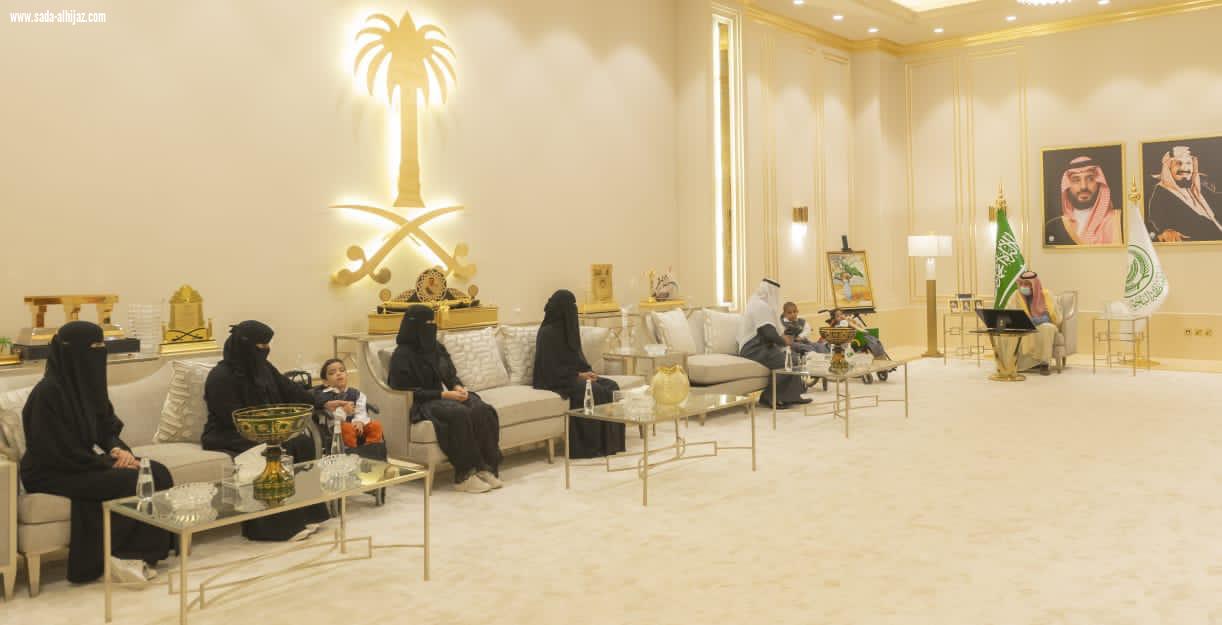 في يومهم العالمي.. أمير الباحة يستقبل عدداً من ذوي الإعاقة ويمنحهم عدداً من الهدايا ويطلع على تقرير سير العمل