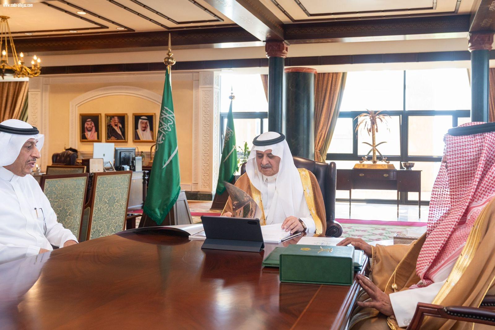 أمير تبوك يطلع على تقرير مؤشرات الأداء لمدارس الملك عبدالعزيز النموذجية بالمنطقة 