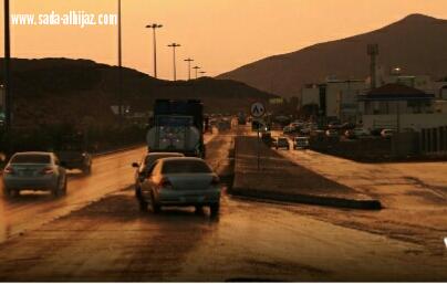 شاهد الأمطار تنعش أجواء المدينة وتدفع الأهالي للتنزه