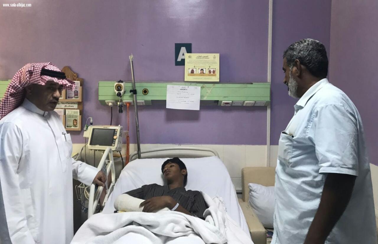 محافظ ضمد يطمئن على صحة الطالب معيدي