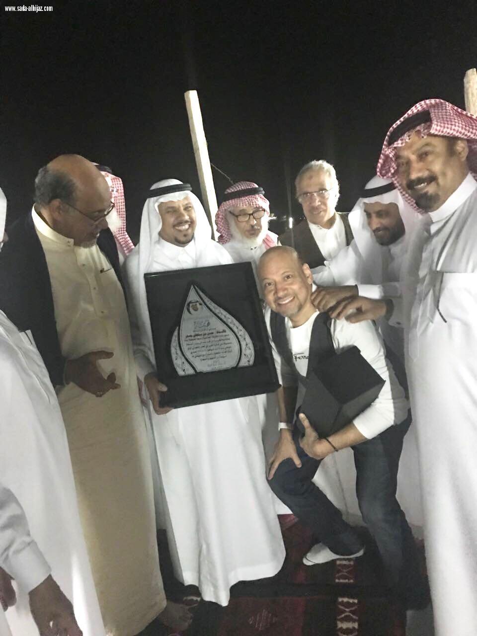 أهالي حي النهضة يكرمواحسن بصفر