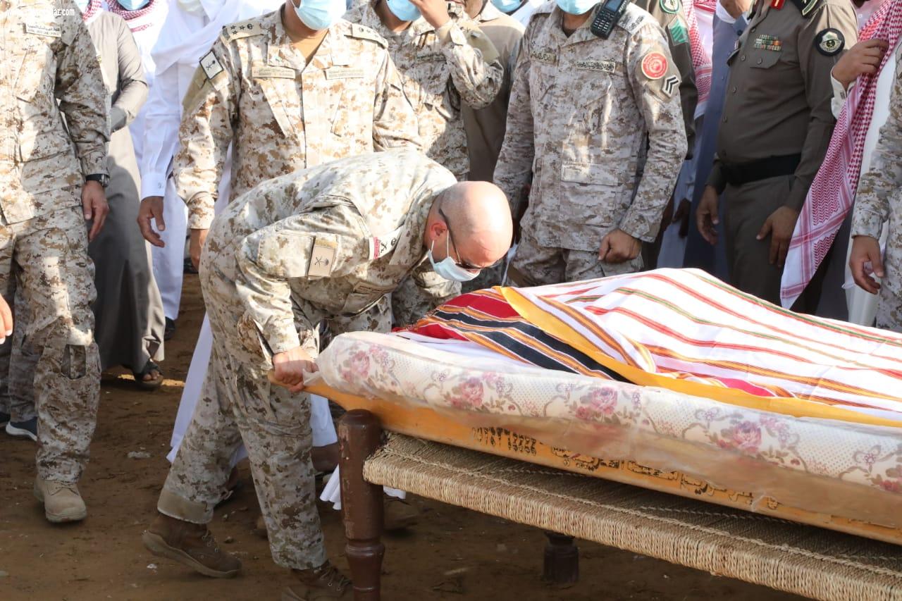 محافظ صامطة وقائد قوة جازان يتقدمان مشيّعي الشهيد الرقيب 