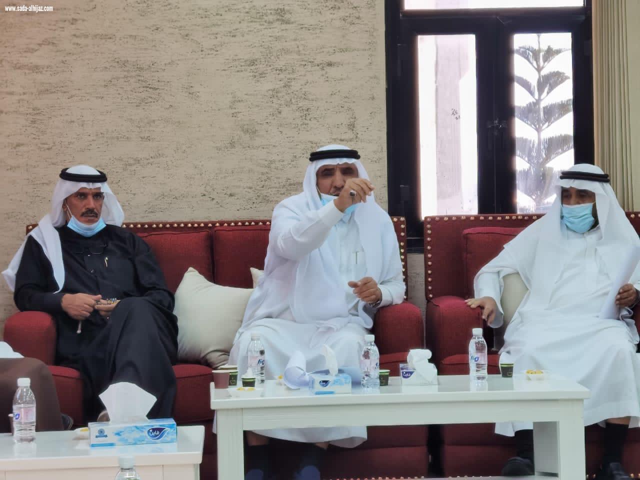 بلدي الباحة يعقد اجتماعًا مع معرفي قرى مدينة الباحة