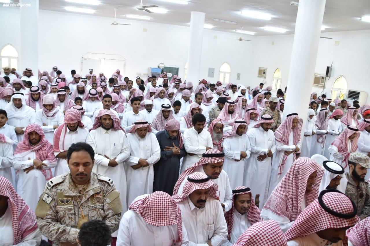 بالصور محافظ صامطة زعلة يؤدي صلاة الميت على الشهيد  الصميلي