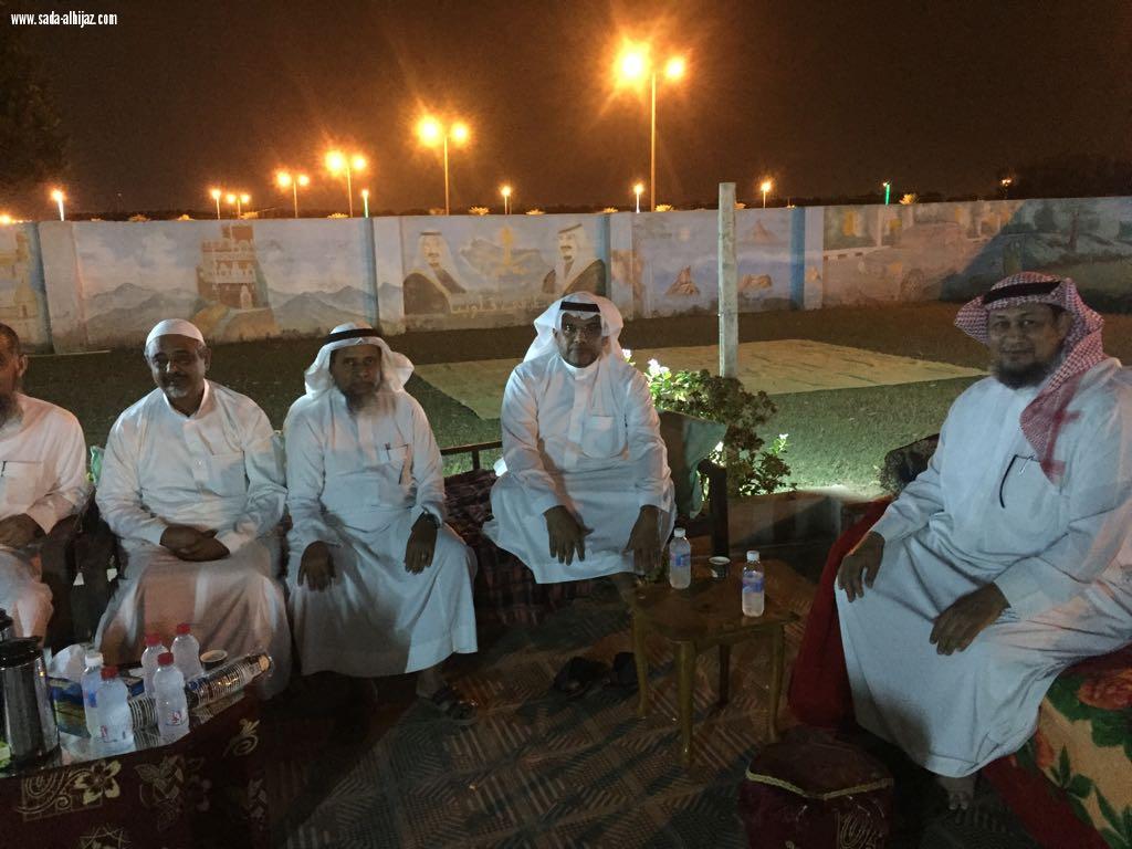 زملاء الدراسة بمعهد المعلمين بصامطة لدفعة 1403 يلتقون بزميلهم الضافري ويكرمون بعض زملائهم المتقاعدين