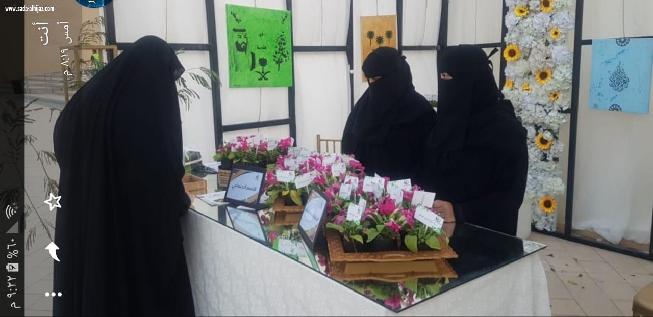 برنامج الرعاية والتاهيل  بناء  يتوسط  الزهور في وسط العوامية