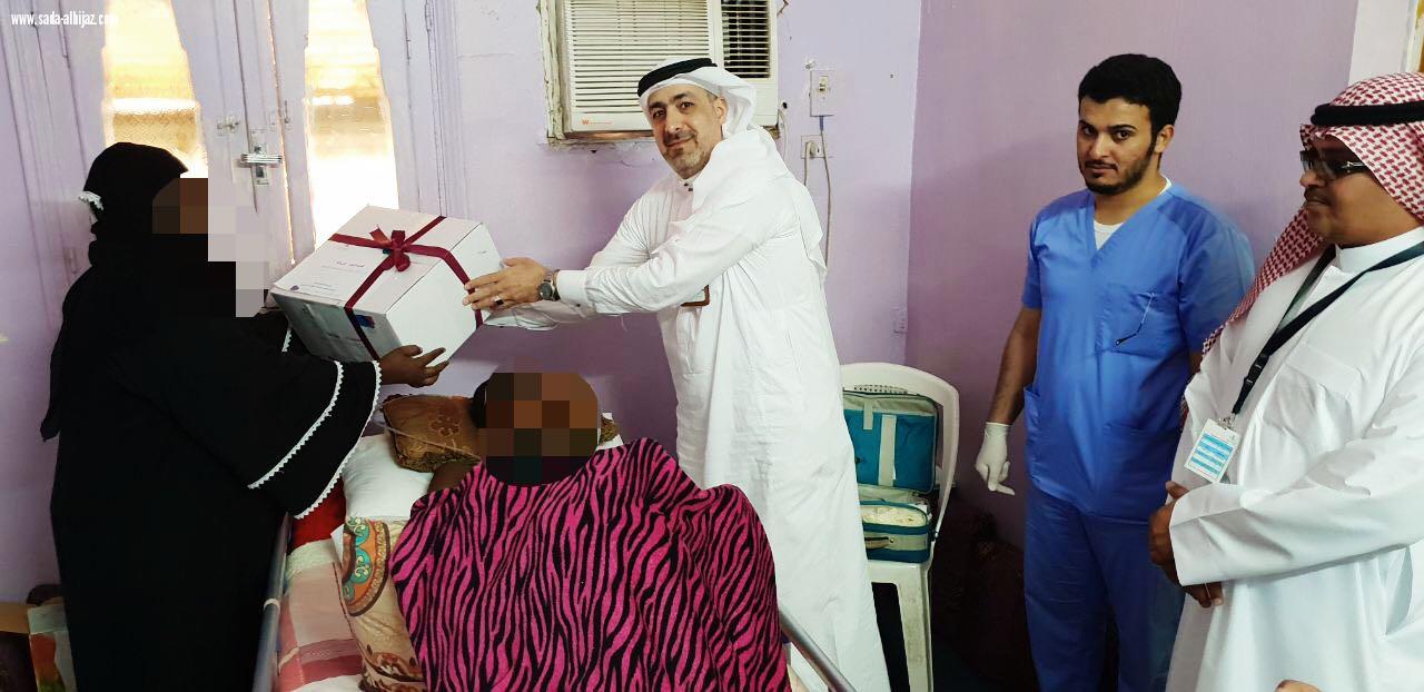 قسم الرعاية المنزلية بمستشفى الملك فهد بالمدينة يعايد المرضى في منازلهم .