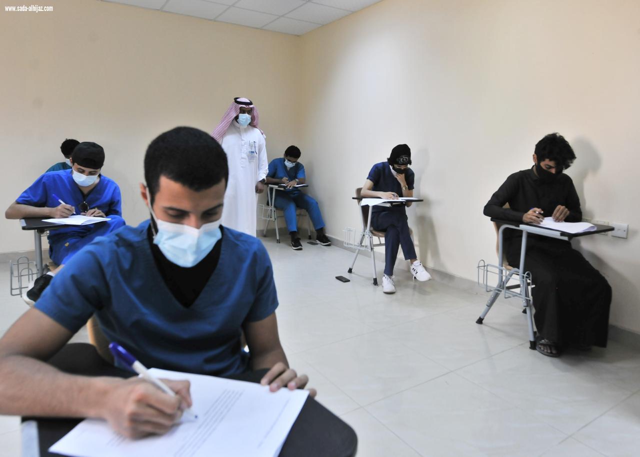 وسط تطبيق للإجراءات الاحترازية والتدابير الوقائية طلبة جامعة جازان يواصلون اختباراتهم النهائية