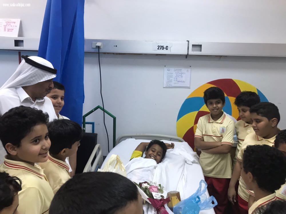 في لمسة وفاء جميلة أصدقاء الطفولة يزورون زميل الدراسة في المستشفى