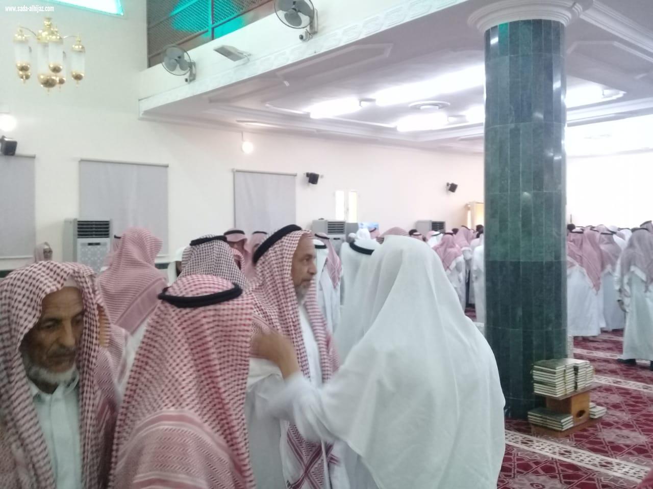 شيخ شمل آل عيسى بني حمد عمر يعقوب يتقدم المشيعين في جمثمان عمه