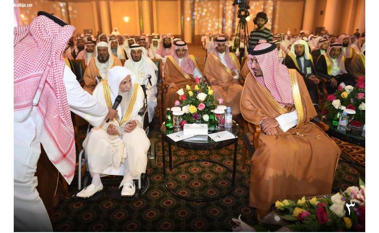 تقديرا لمسيرته طيلة  45 عاماً من العمل حتى تولى رئاسة الجمعية نائب أمير عسير يرعى حفل تحفيظ القرآن لتكريم الشيخ البشري