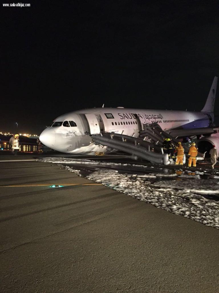 طائرة السعودية تهبط اضطراريا في مطار الملك عبدالعزيز بجدة دون عجلات.
