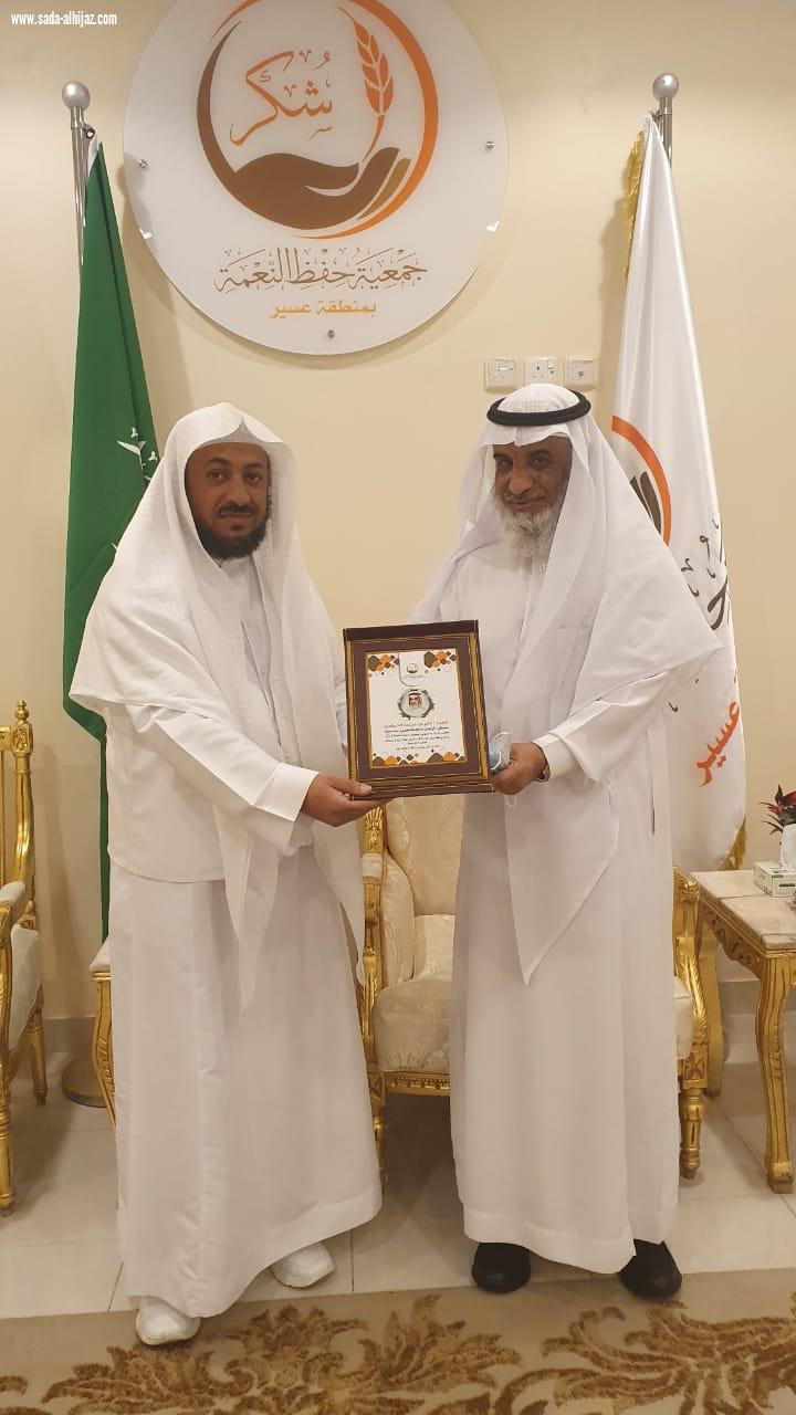 شكر تكرم مديرها السابق