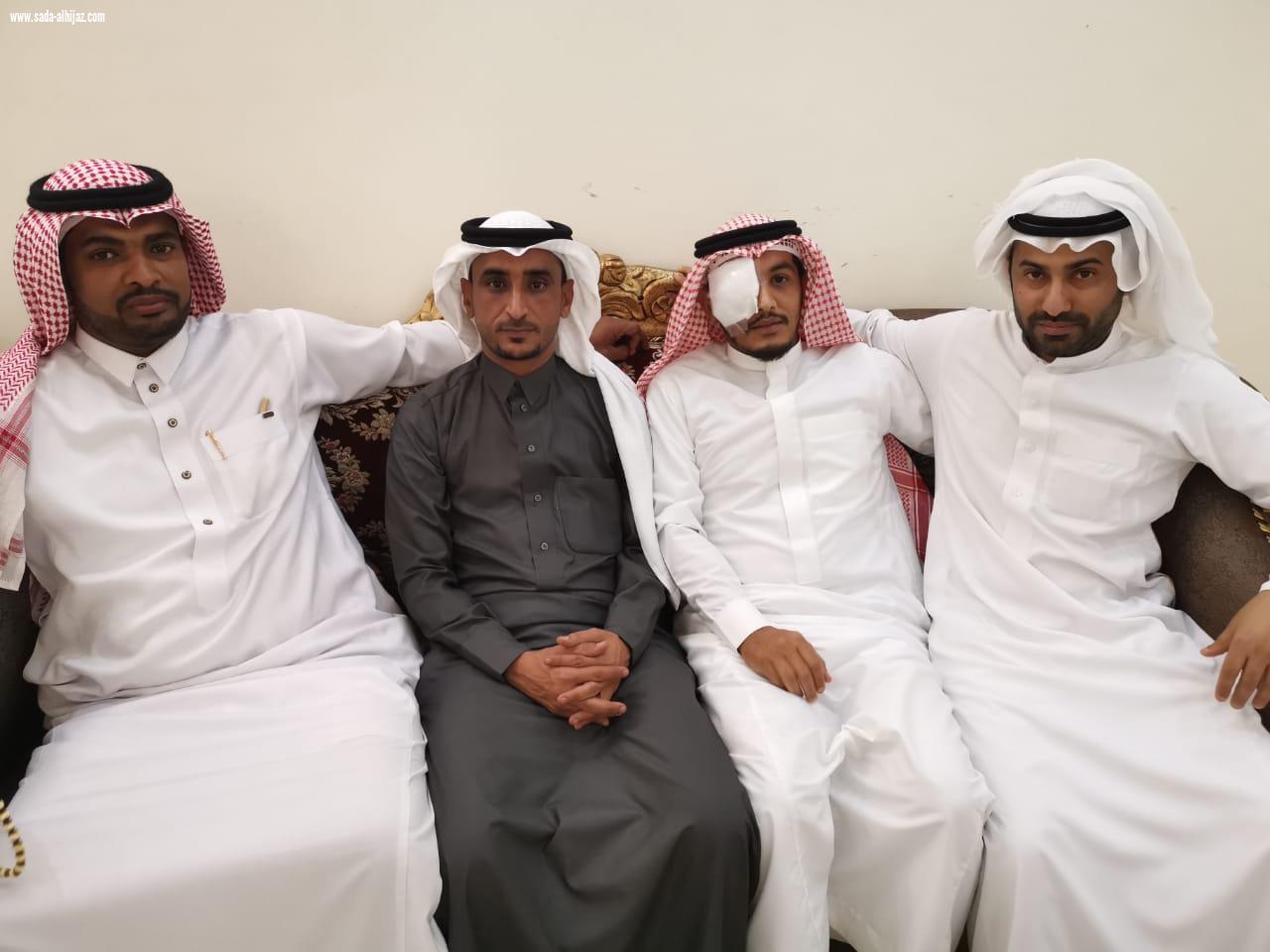 بعد إصابته في الحد الجنوبي وعودته من العلاج أصدقاء البطل موسى دوشي يحتفون به 