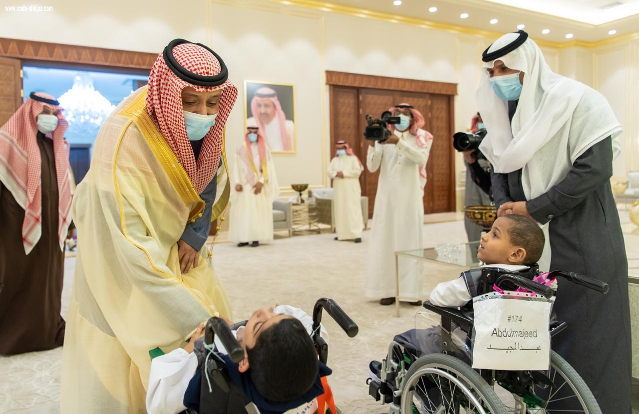 في يومهم العالمي.. أمير الباحة يستقبل عدداً من ذوي الإعاقة ويمنحهم عدداً من الهدايا ويطلع على تقرير سير العمل