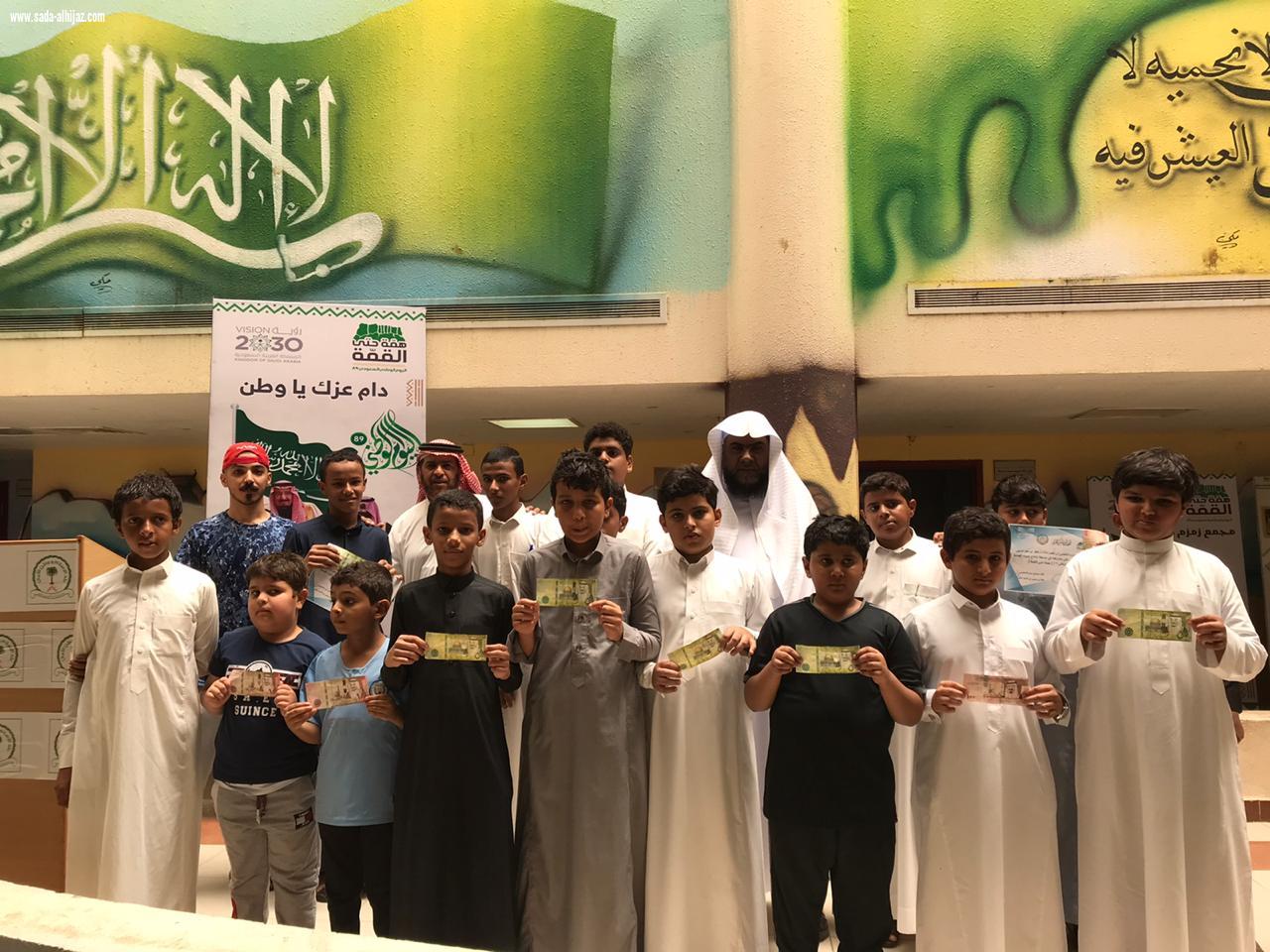 مدير مدارس مجمع زمزم التعلمي بإسكان الملك عبدالله بالحد الحنوبي يكرم الطالب يعقوب بن علي