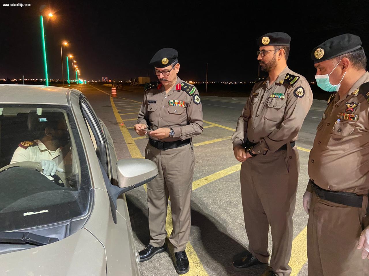 باشراف مساعد مدير شرطة جازان الدوريات الامنية تطبق حضر التجول بمحافظة الطوال وقراها وآل عمر المواطنون والمقيمون يبدون تجاوبا كبير في محافظة الطوال والقرى التابعة لها