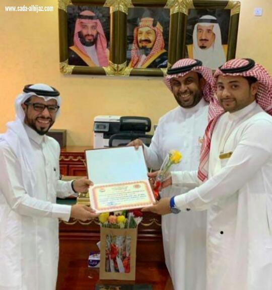 رئيس بلدية محافظة الطوال يكرم الموظف فيصل المعرجي