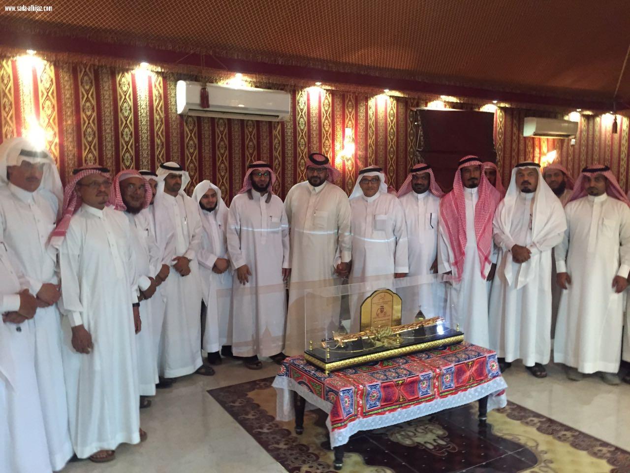 بالصور الظافري يفتتح ملعب الأسطورة بالبديع والقرفي ويحظى تكريم خاص