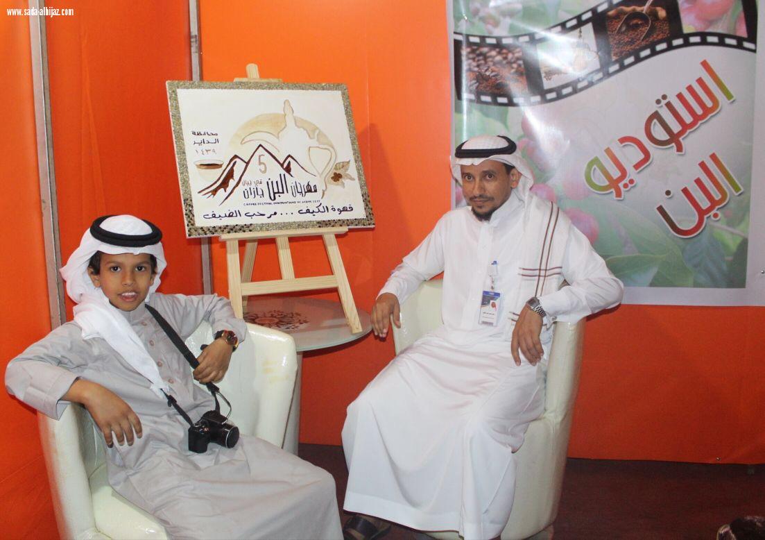  شعار لوحة مهرجان(القهوة)تنال أعجاب. المسؤولين والزوار وسيتم بيعها بالمزاد