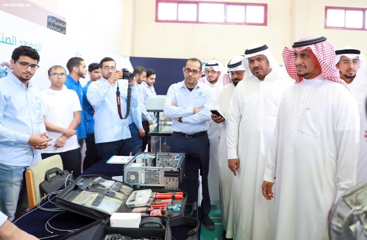 تحت شعار حدد مسارك وبمشاركة 20 جهة حكومية وخاصة مدير تعليم جازان يدشن المعرض المهني الأول في ثانوية السنوسي