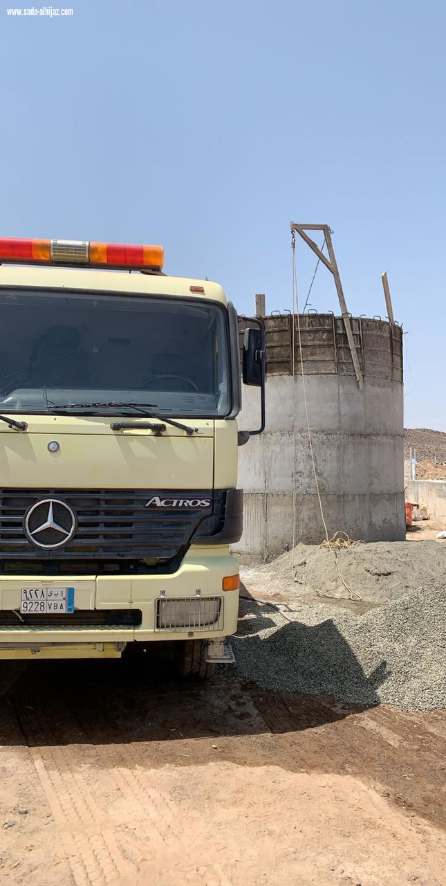 مدني خيبر ينقذ عامل من الجنسية الافغانية أحتجز اثر سقوطه داخل خزان إسطواني