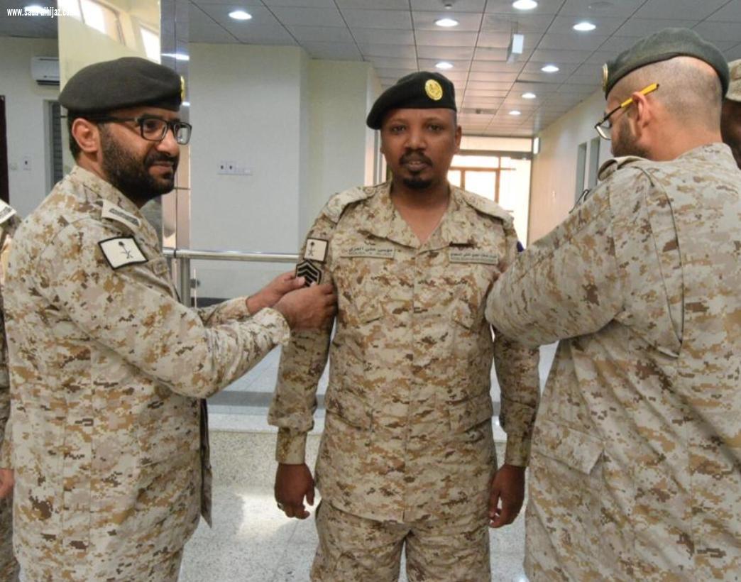 المقدم  القحطاني   بالادارة الهندسية والتشغيل يُقلد موسى العزي رتبته الجديدة رقيب 
