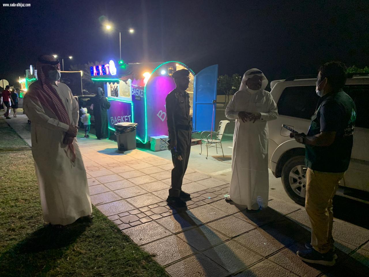 جولة مفاجأة لمحافظ بيش لمتابعة الخدمات المقدمة لزوار الكورنيش