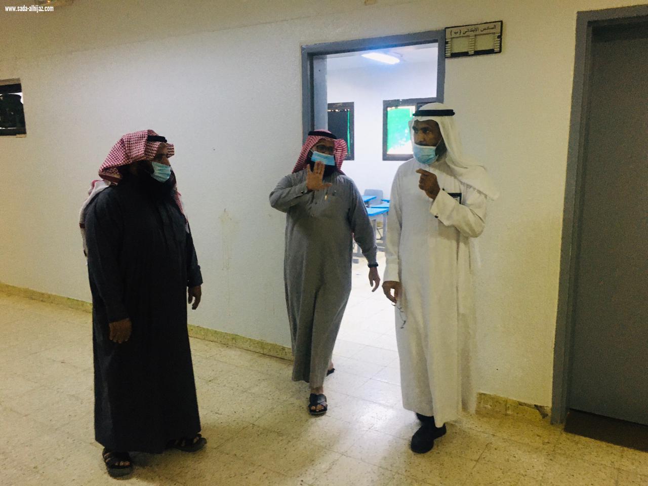 مدير مكتب تعليم بيش يتفقد سير العملية التعليمية في مدرسة مصعب بن عمير