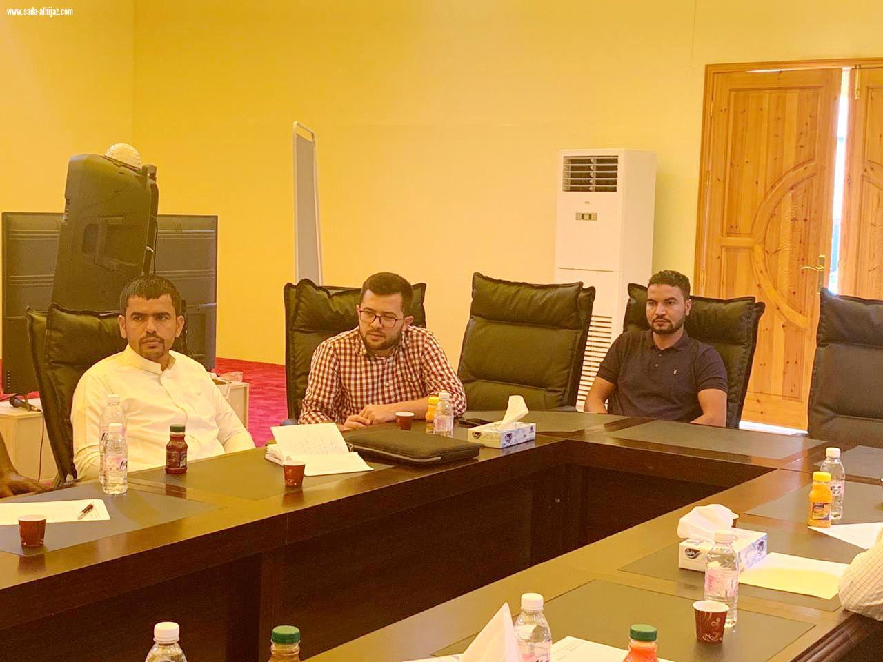 المشهور يجتمع بالمقاولين المنفذين لمشاريع بلدية محافظة الطوال