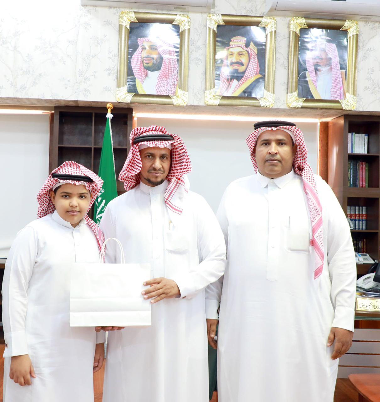 مدير تعليم جازان يكرم الطالب الحمدي الذي تبرع بجائزة تفوقه صدقة عن زميله المتوفي